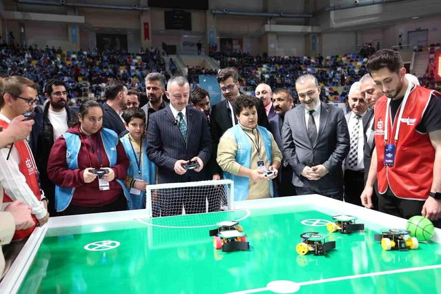 Başkan Büyükakın ve Kocaelisporlu futbolcular “robot futbolu” oynadı