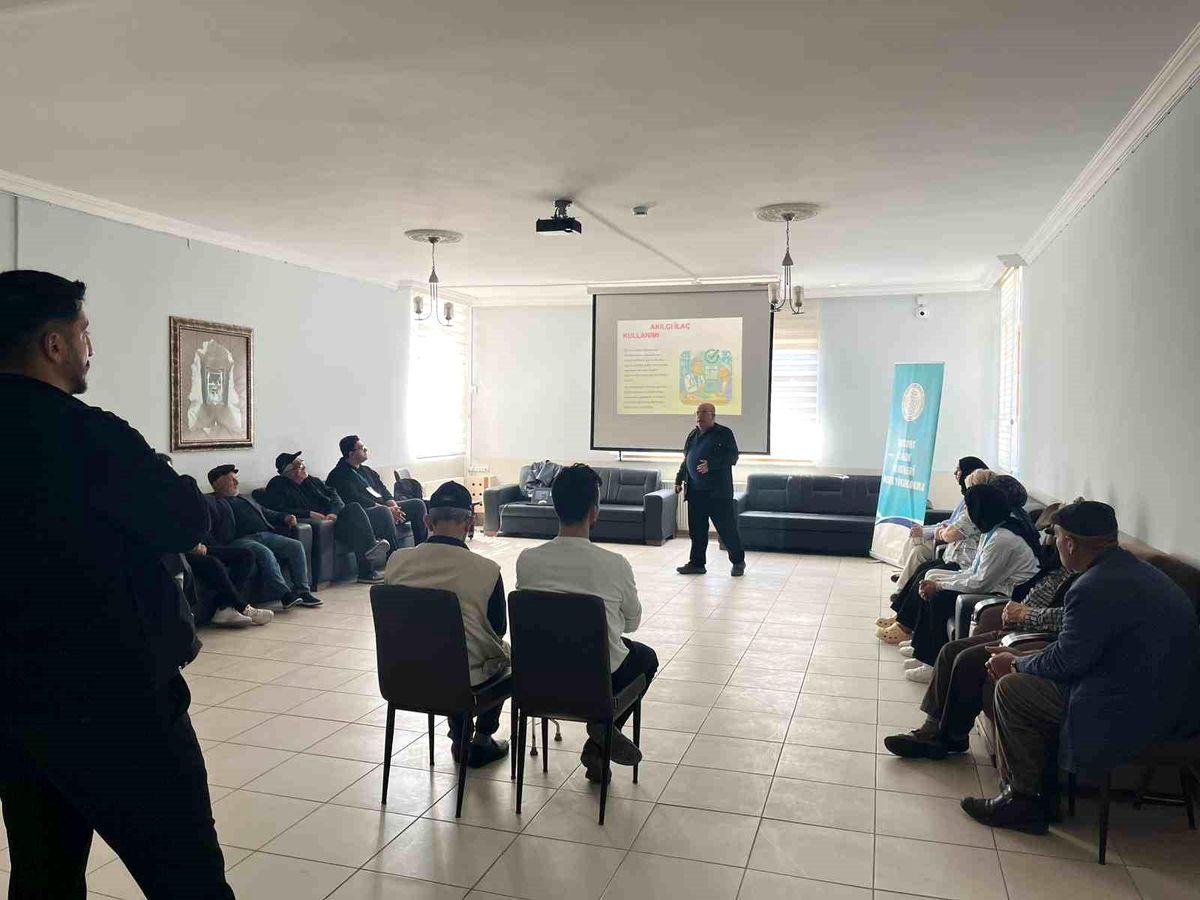 Bayburt'ta huzurevi sakinlerine akılcı ilaç kullanımı anlatıldı