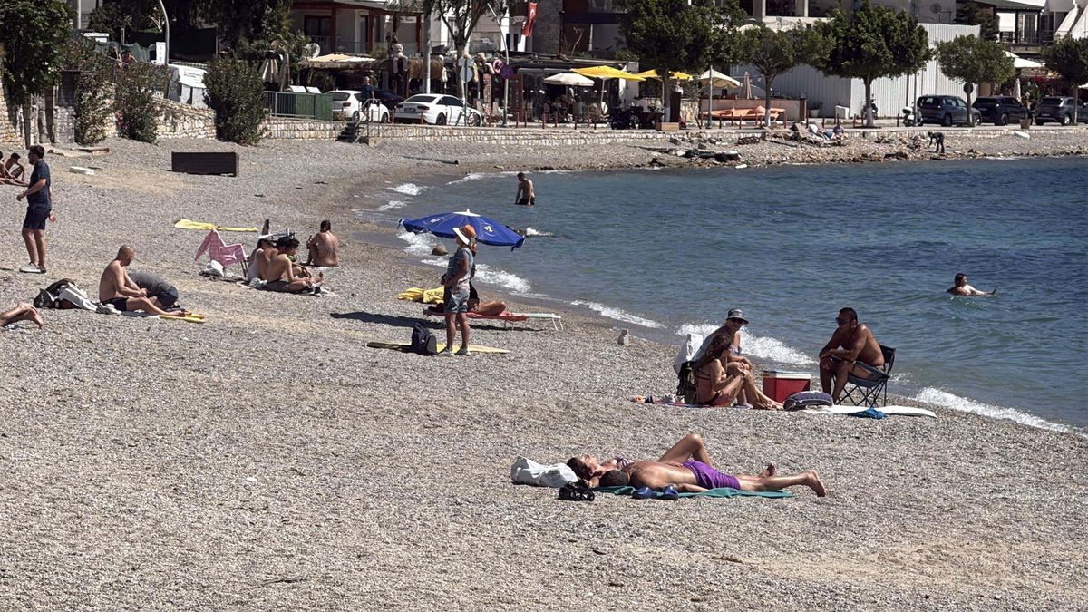 Bodrum'da sıcak havayı fırsat bilenler sahilleri doldurdu