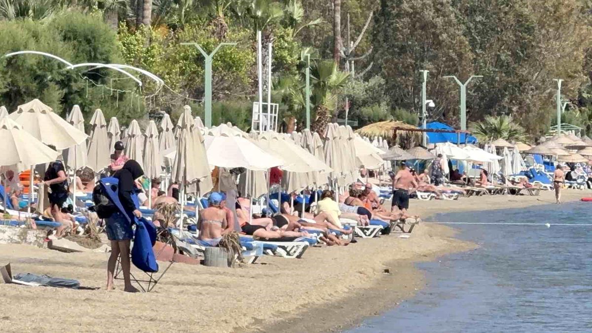 Bodrum'da yazdan kalma günler: Sahiller dolup taştı, kruvaziyerle 274 turist geldi