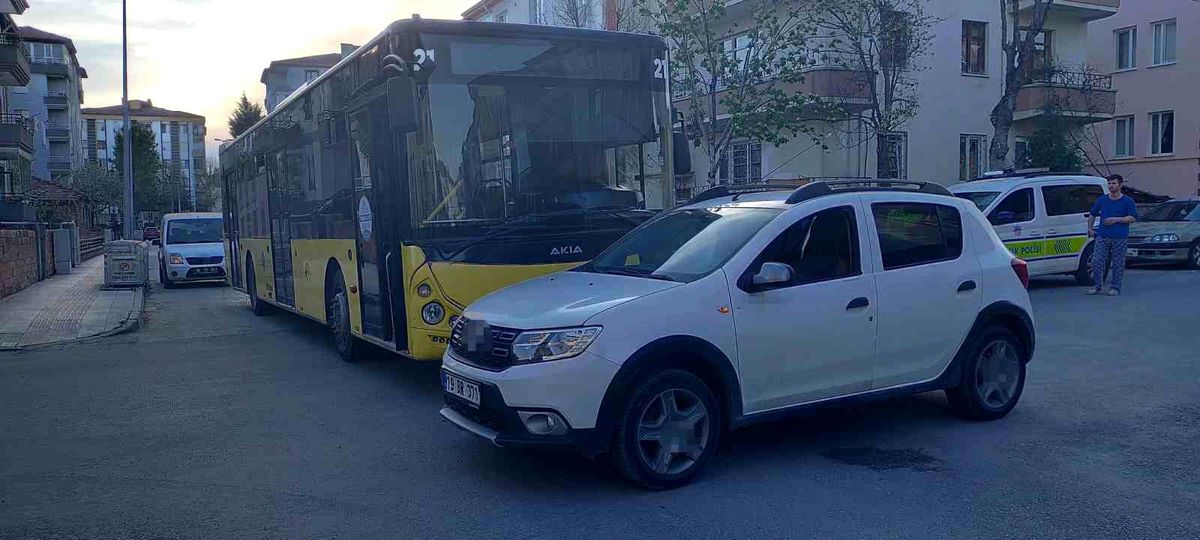 Çorum'da halk otobüsü ile otomobil çarpıştı: 4 yaralı