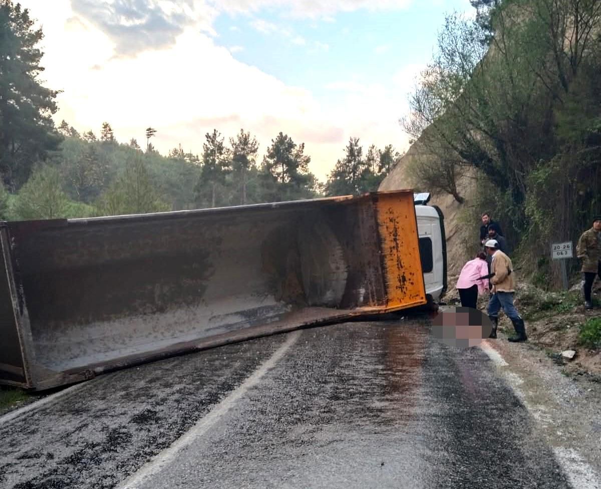 Denizli'de hafriyat kamyonu devrildi: 1 ölü