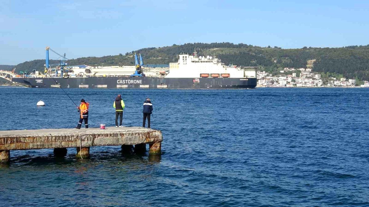 Derin denizlerde boru döşeme gemisi 'Castorone', Çanakkale Boğazı'ndan geçti