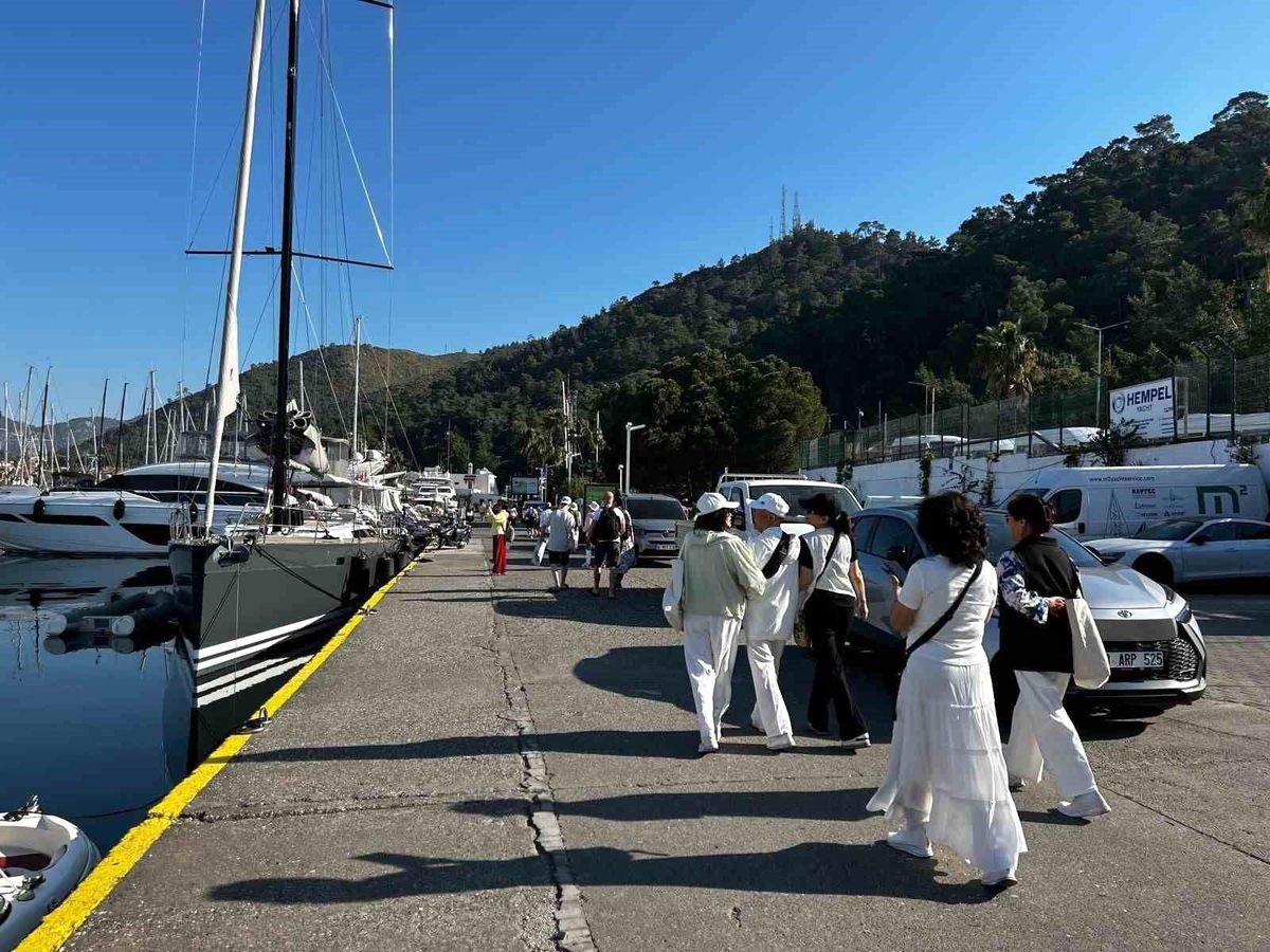 Dev yolcu gemisi Marmaris Limanı'na demirledi