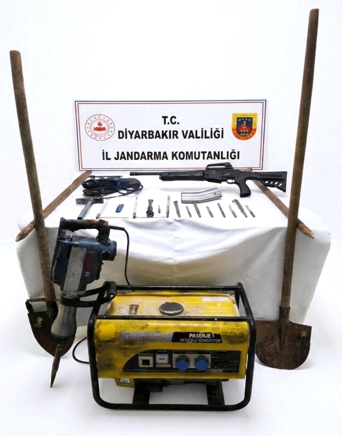 Diyarbakır'da kaçak kazı yapan 5 kişi suçüstü yakalandı