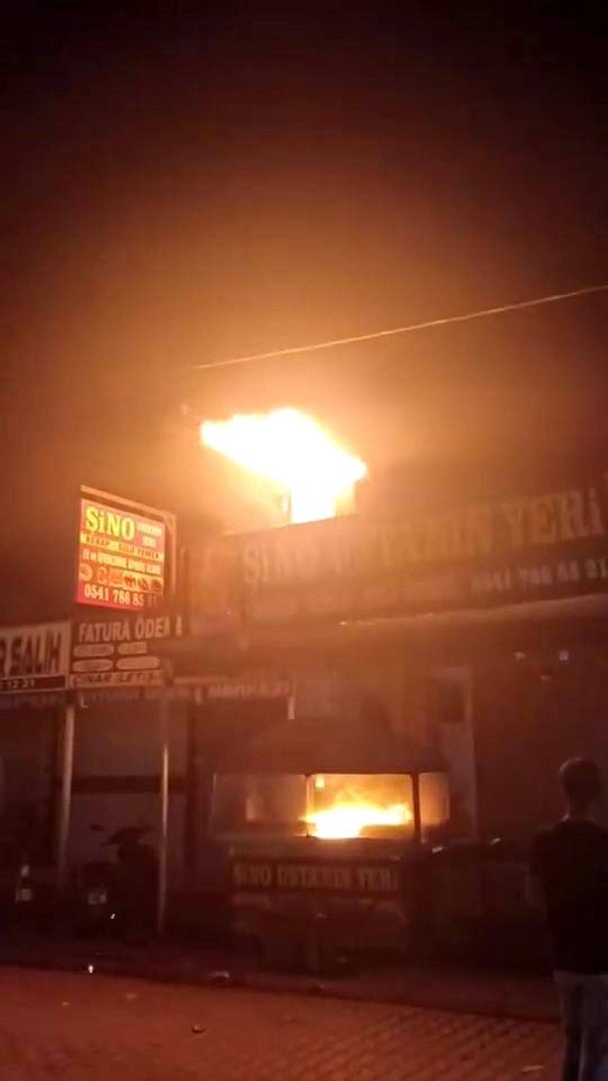 Diyarbakır'da lokanta alevlere teslim oldu