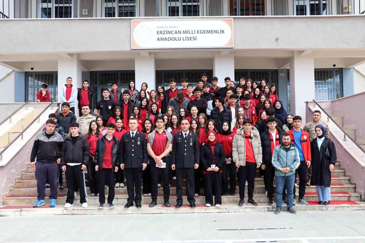 Erzincan'da 882 öğrenciye jandarma akademisi tanıtıldı