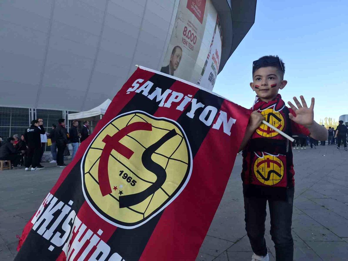 Eskişehirspor'a kumbarasını bağışlayan minik Buğra takımını yalnız bırakmıyor