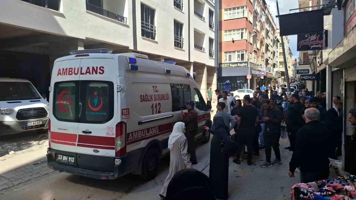 Elazığ'da iş makinesi seyyar satıcıya çarptı