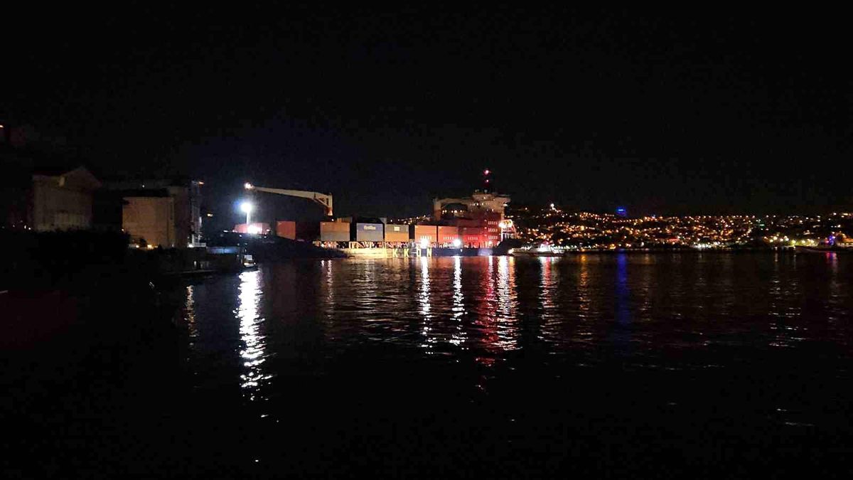 İstanbul Boğazı'nda gemi yalıya metreler kala karaya oturdu, geçişler geçici olarak durduruldu