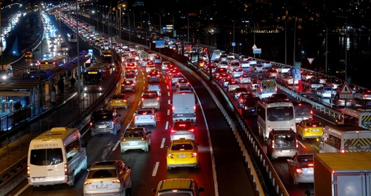 İstanbul'da trafik var mı? SON DAKİKA! 28 Nisan Salı hangi ilçelerde trafik var, hangi yollar kapalı?