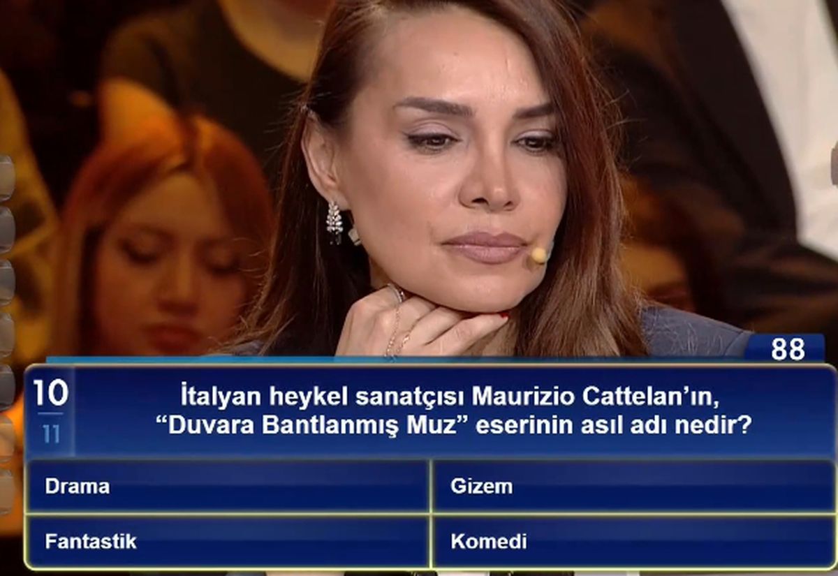İtalyan heykel sanatçısı Maurizio Cattelan'ın, "Duvara Bantlanmış Muz” eserinin asıl adı nedir?