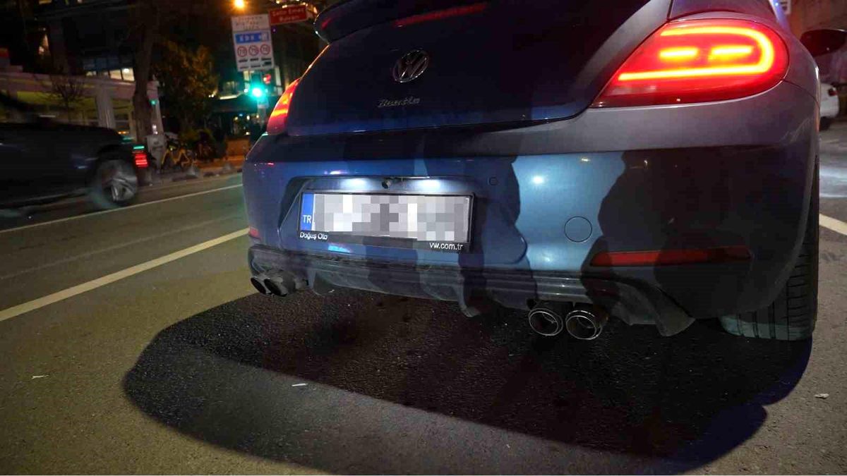 Kadıköy'de abartı egzoz denetimi: Araçlara ceza yağdı