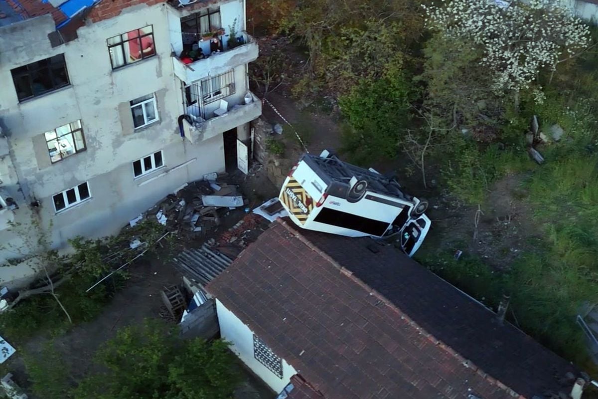 Kağıthane'de okul servisi evin çatısına düştü