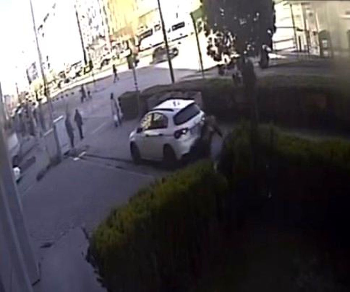 Kaldırımda yürüyen yayanın otomobilin altında kaldığı anın görüntüsü ortaya çıktı
