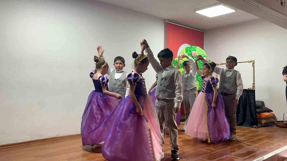 Kars'ta miniklerden büyük performans: Köy ilkokulu öğrencileri sahnede göz doldurdu