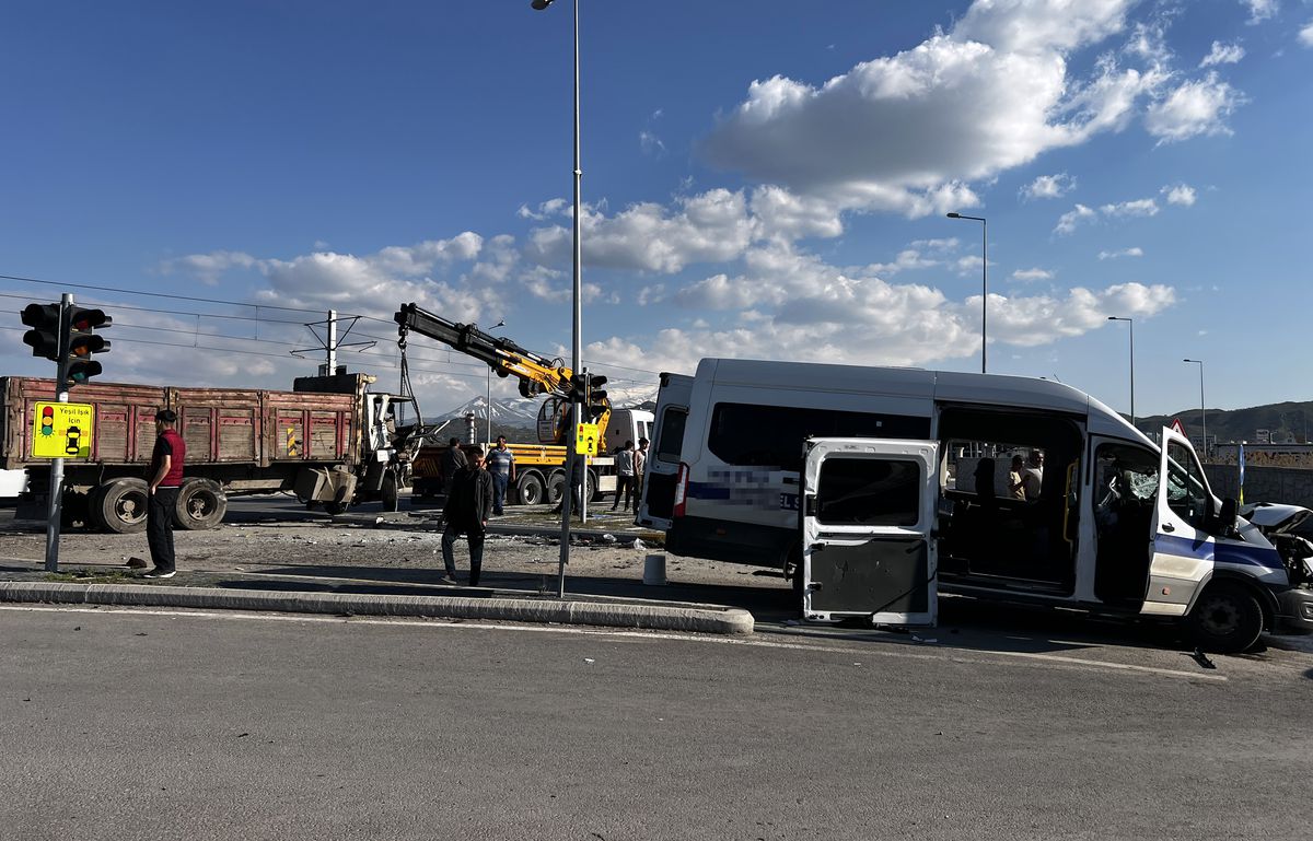 Kayseri'de işçi servis minibüsüyle kamyon çarpıştı: 8 yaralı