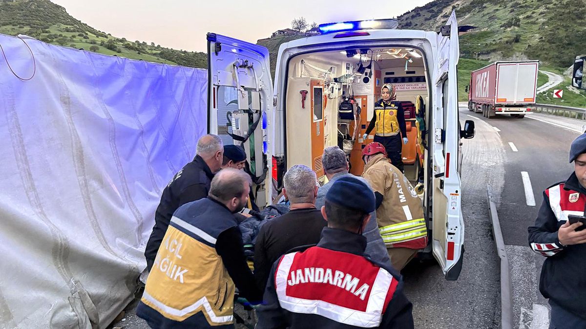 Kontrolden çıkan tır devrildi: 1 yaralı