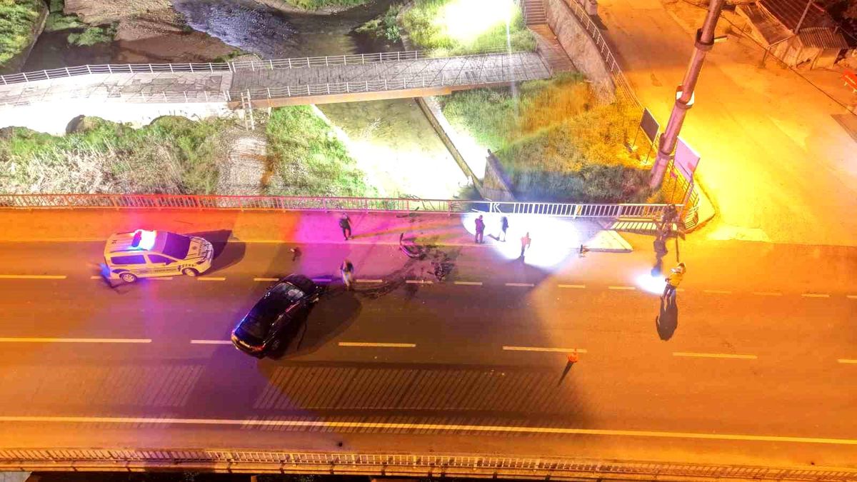 Köprü korkuluklarına çarpan otomobil hurdaya döndü: 3 yaralı