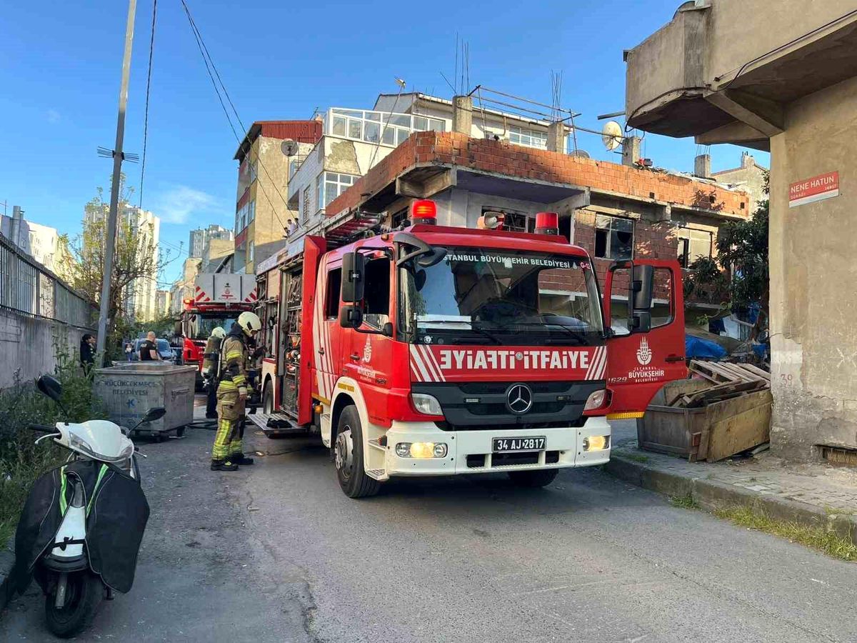 Küçükçekmece'de iki katlı binada çıkan yangın söndürüldü