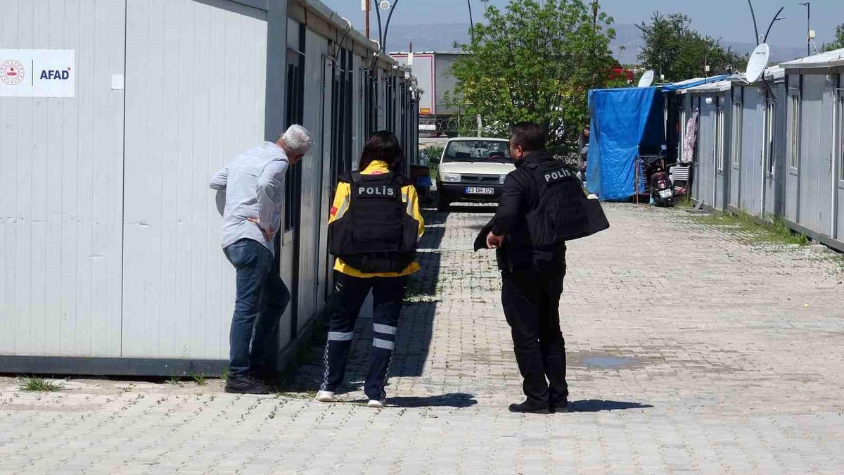 Malatya'da kendini konteynere kilitleyen genç polisi alarma geçirdi