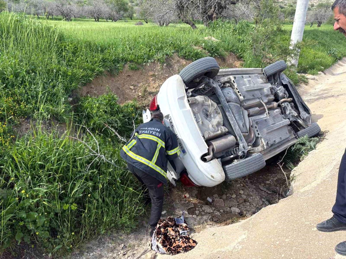 Mardin'de otomobil yol kenarına devrildi: 5 kişi yaralandı