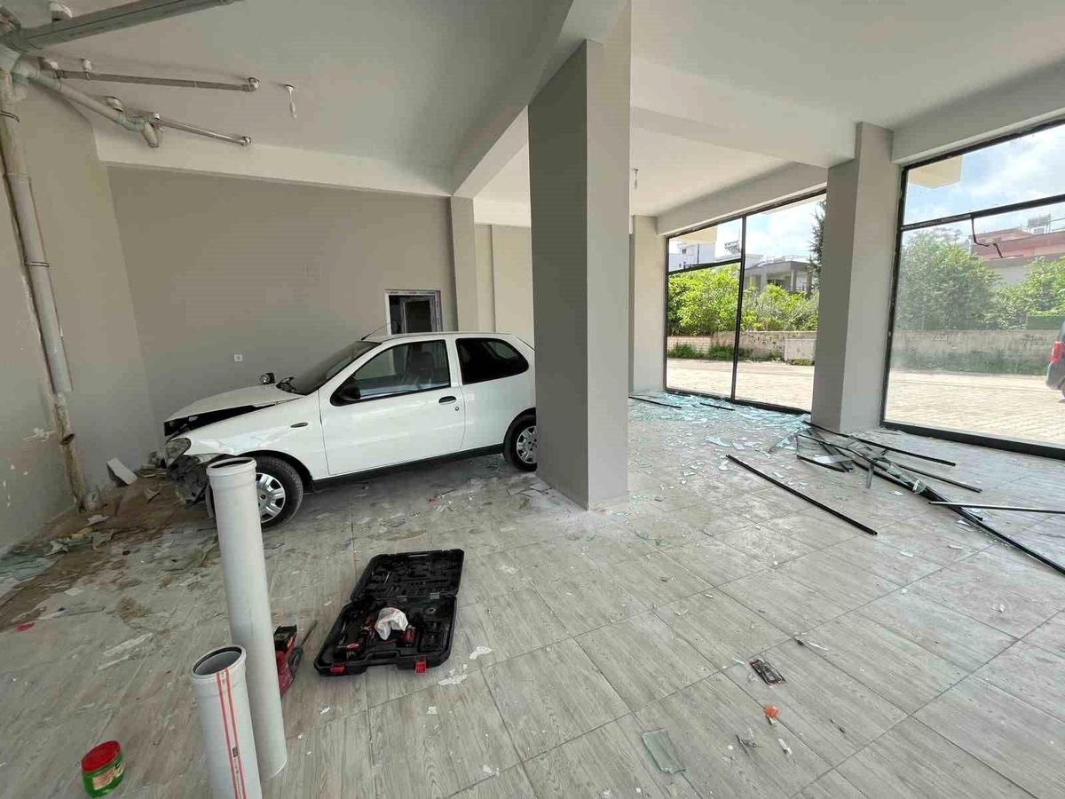 Osmaniye'de kontrolden çıkan otomobil dükkana girdi: 1 yaralı