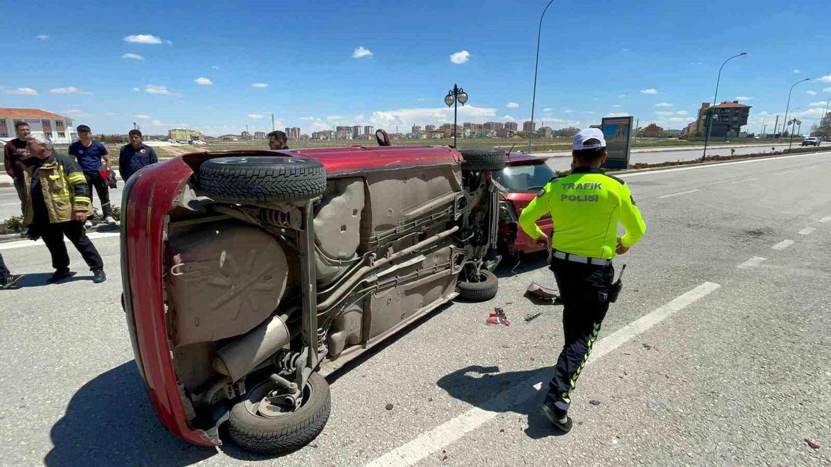 Park halindeki araca çarpan otomobilin devrildiği anlar kameraya yansıdı: 1 yaralı