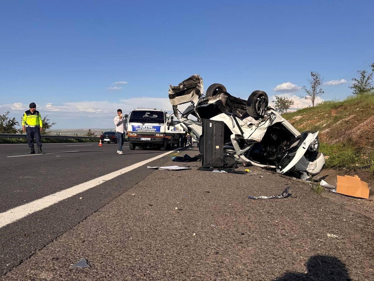Şanlıurfa'da hafif ticari araç otomobille çarpıştı: 3 ölü, 5 yaralı