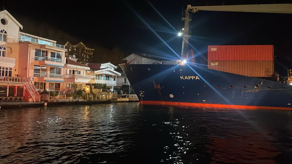 Sarıyer'de geminin karaya oturduğu anlar kamerada; iş kadının yalısı hasar aldı