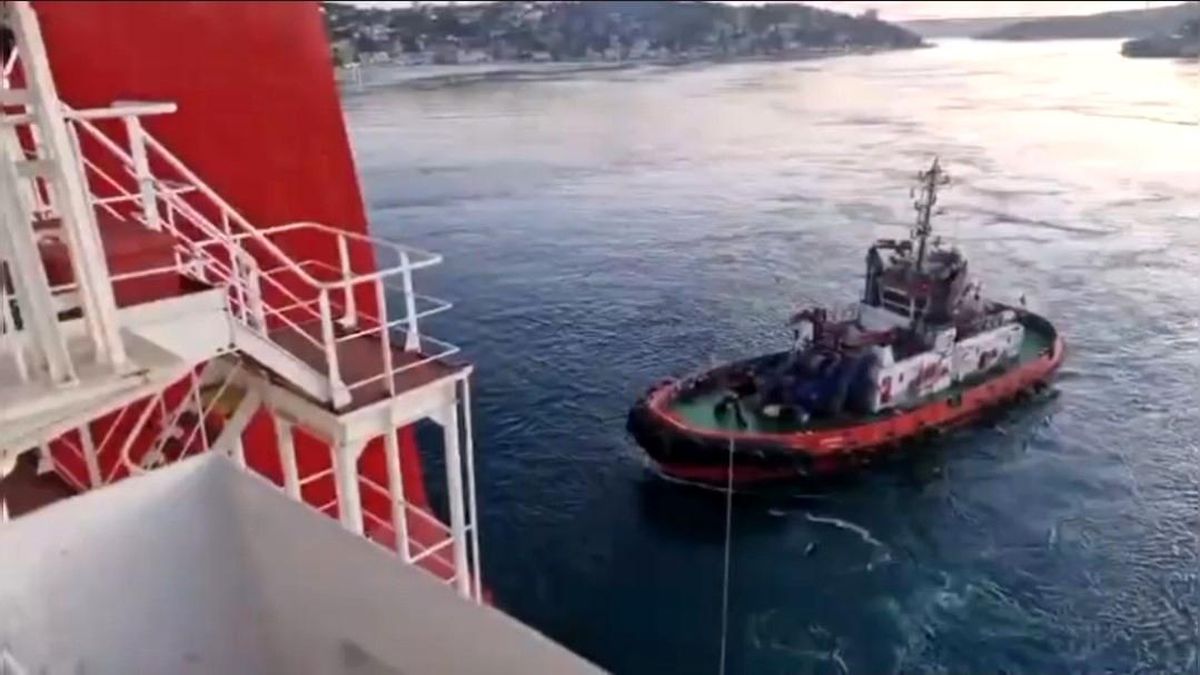 Sarıyer'de yalıya metreler kala karaya oturan konteyner gemisi yüzdürüldü
