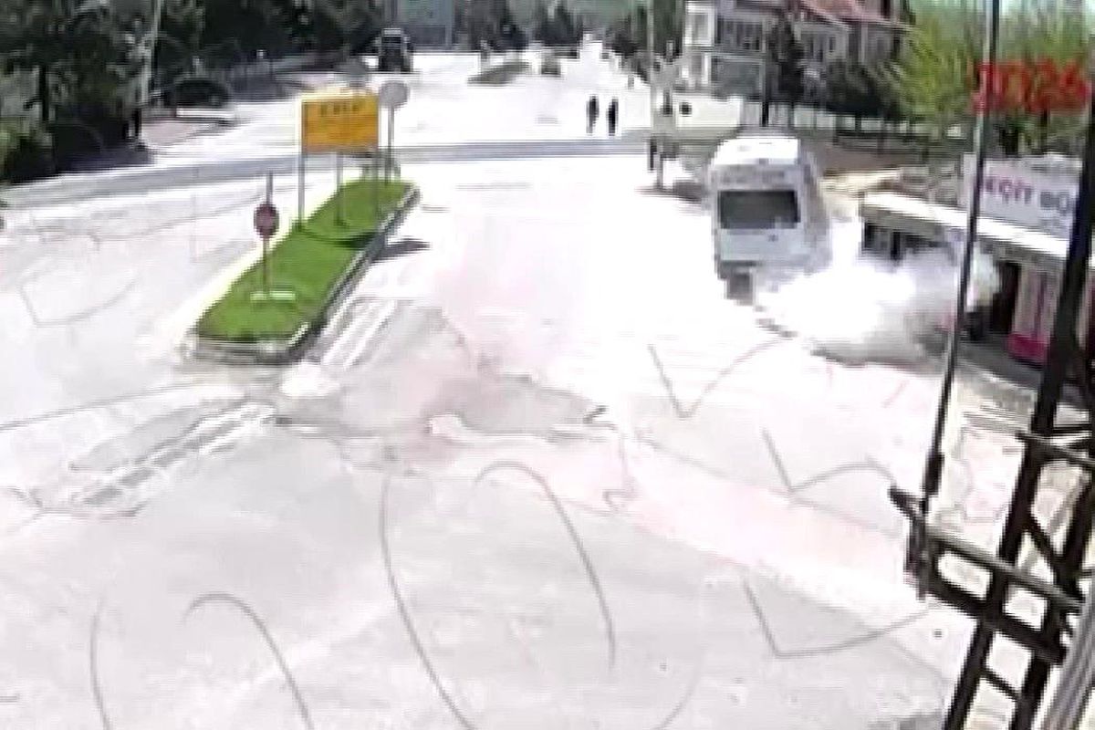 Amasya’da alkollü sürücünün minibüsü kaldırıma çarptı: 2 genç kız saniyelerle kurtuldu