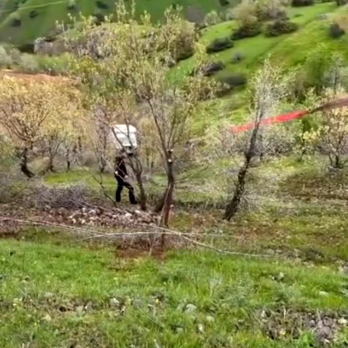Siirt'te el freni çekilmeyen kamyonet uçuruma yuvarlandı