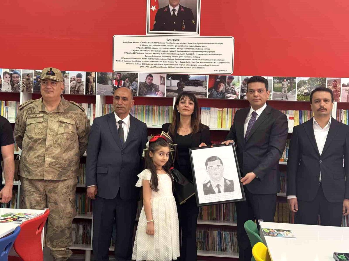 Silah arkadaşları Şehit Astsubay Mehmet Gündüz'ün adını kütüphanede yaşatıyor