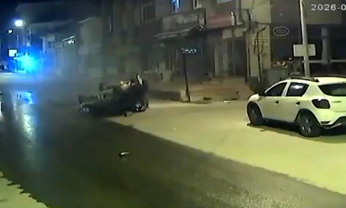Takla atan araçtan yaralı kurtuldu, kendisine yaklaşan ördeğe kum fırlattı
