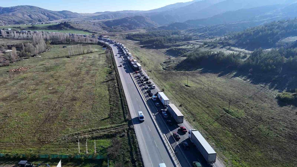 Tır devrildi, Kayseri-Sivas yolunda uzun araç kuyruğu oluştu
