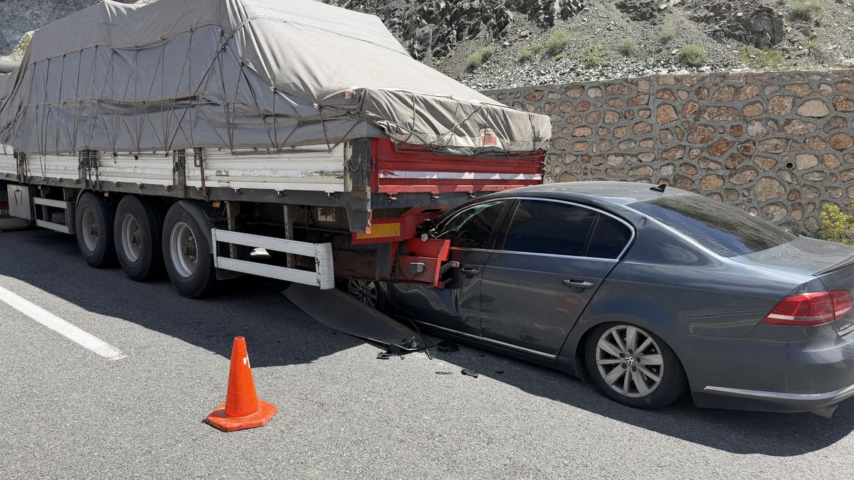Malatya'da TIR'a Arkadan Çarpan Otomobilin Sürücüsü Yara Almadan Kurtuldu
