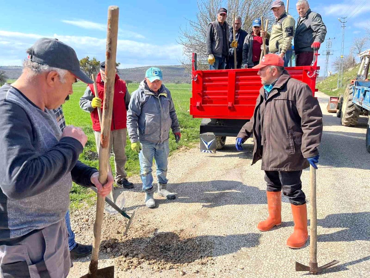 Tokat'ta köy halkı el ele vererek 5 kilometrelik yolu yeniledi