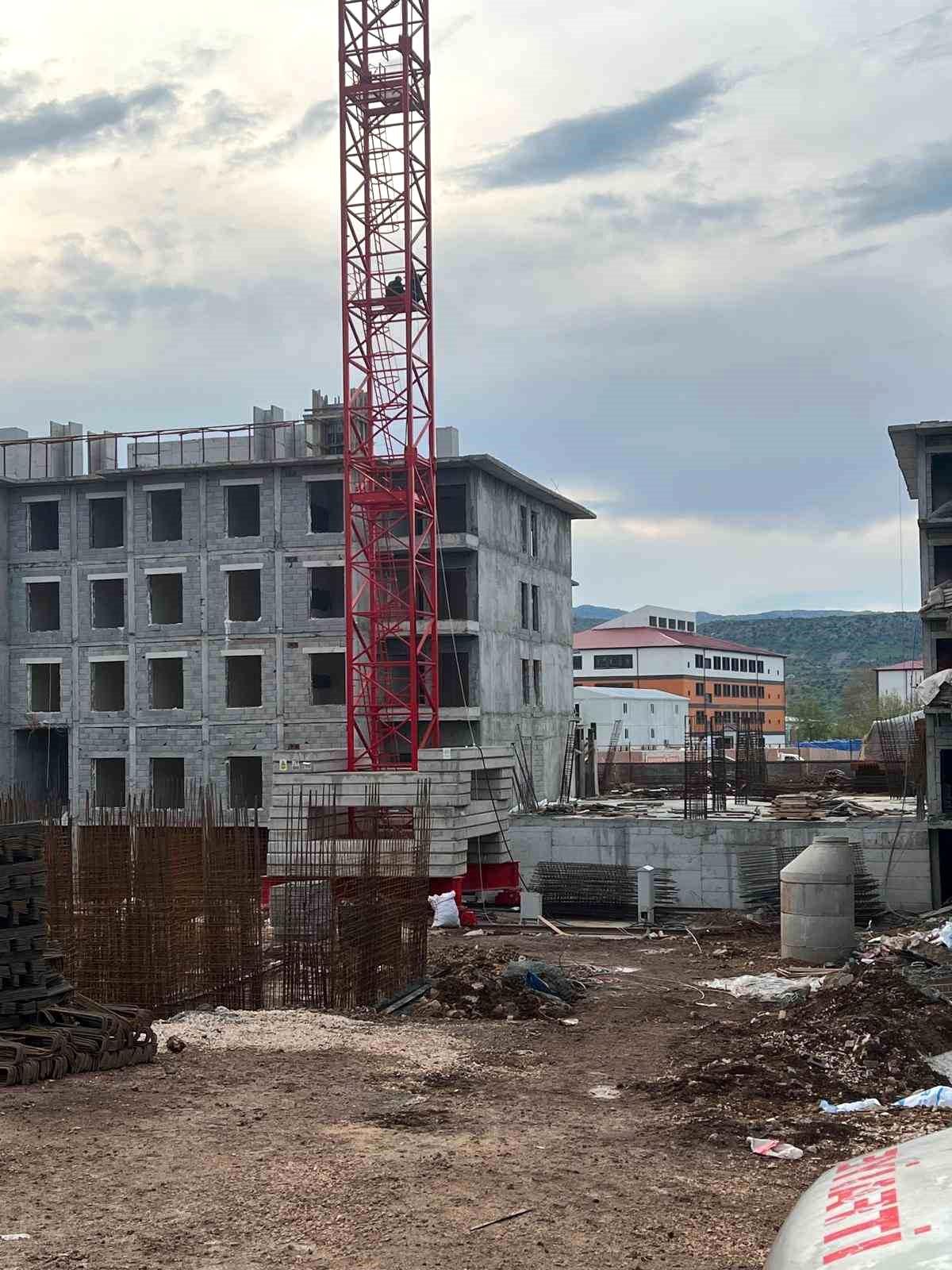 Ücretlerini alamadıklarını iddia eden işçiler kule vince çıktı