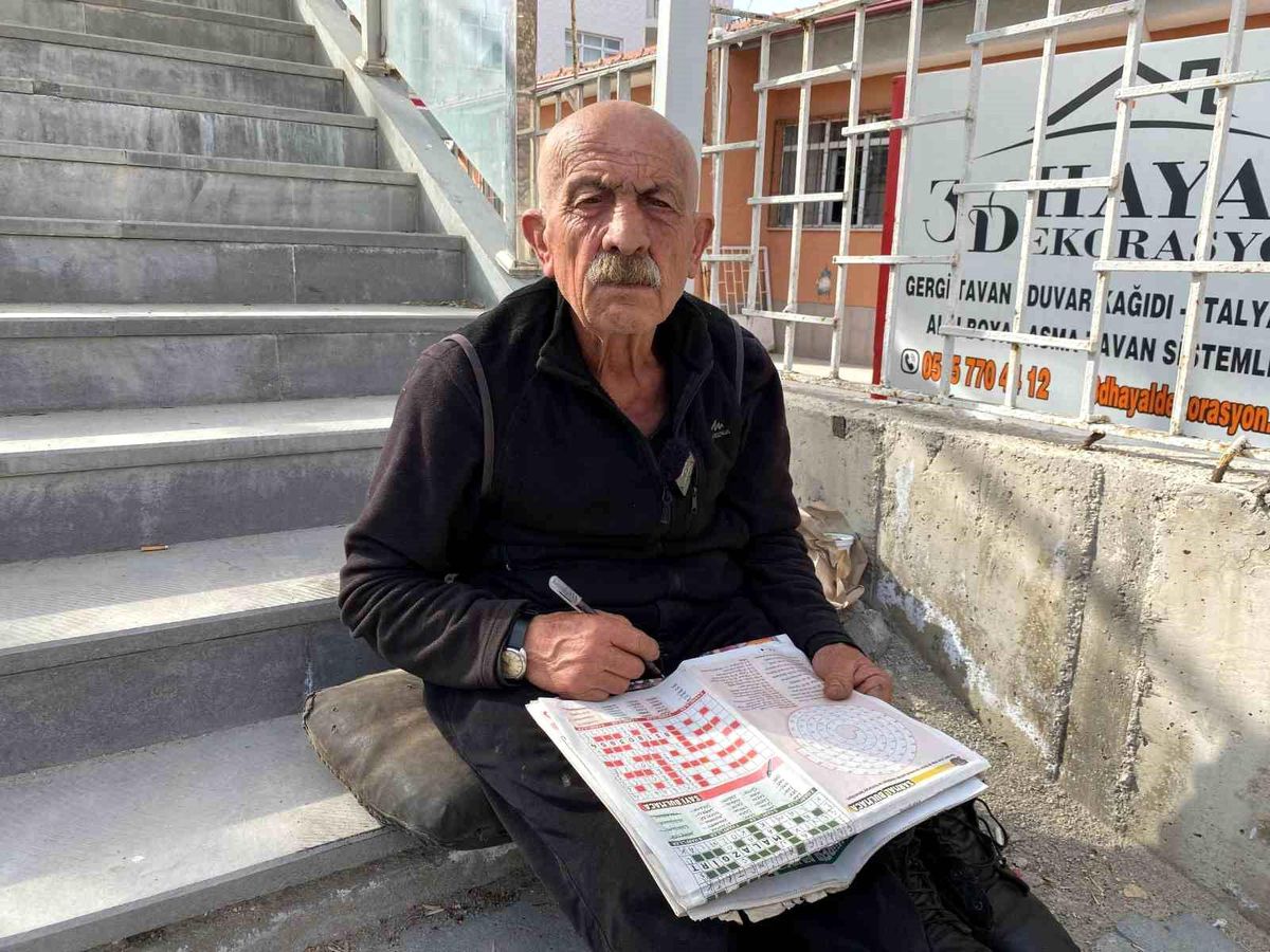 Yarım asırdır her gün bulmaca çözüyor