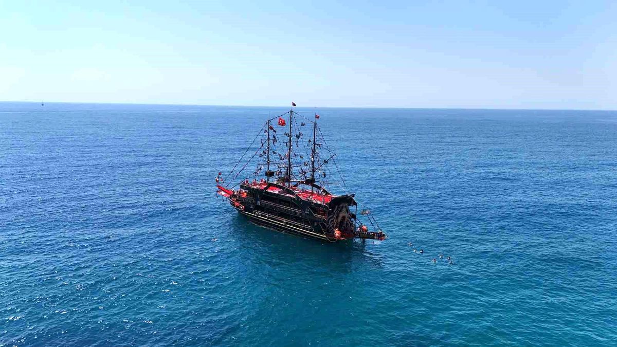 Alanya'da yaz erken geldi, yerli ve yabancı turistler sahile koştu