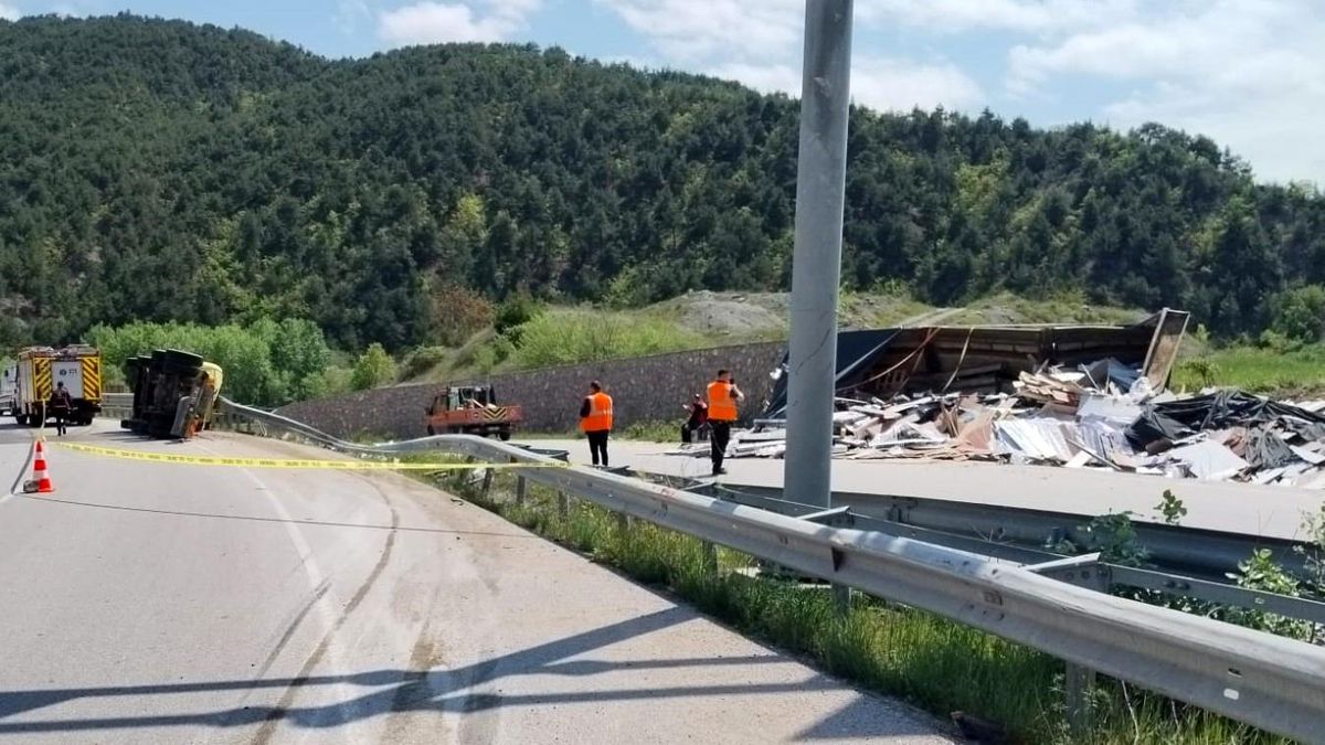 Amasya'da devrilen tırın sürücüsü hayatını kaybetti