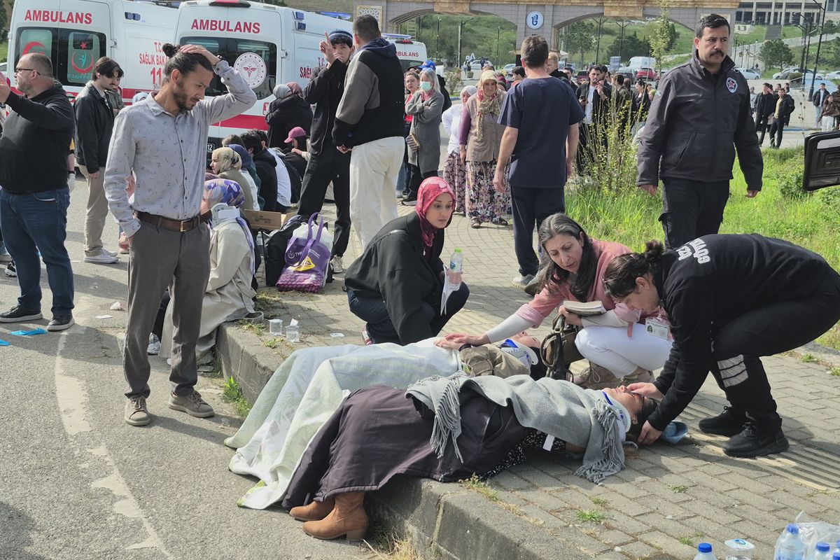 Halk otobüsü otomobilin üzerine devrildi: 44 yaralı