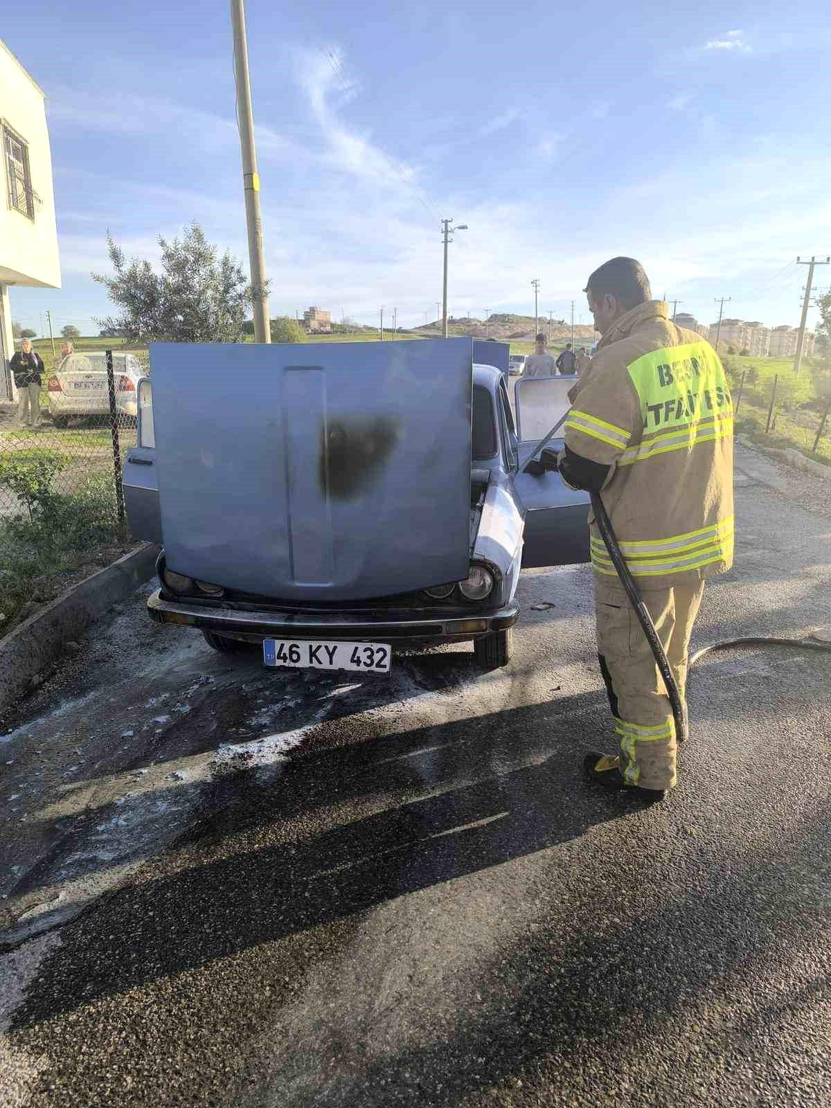 Besni'de otomobil alev aldı