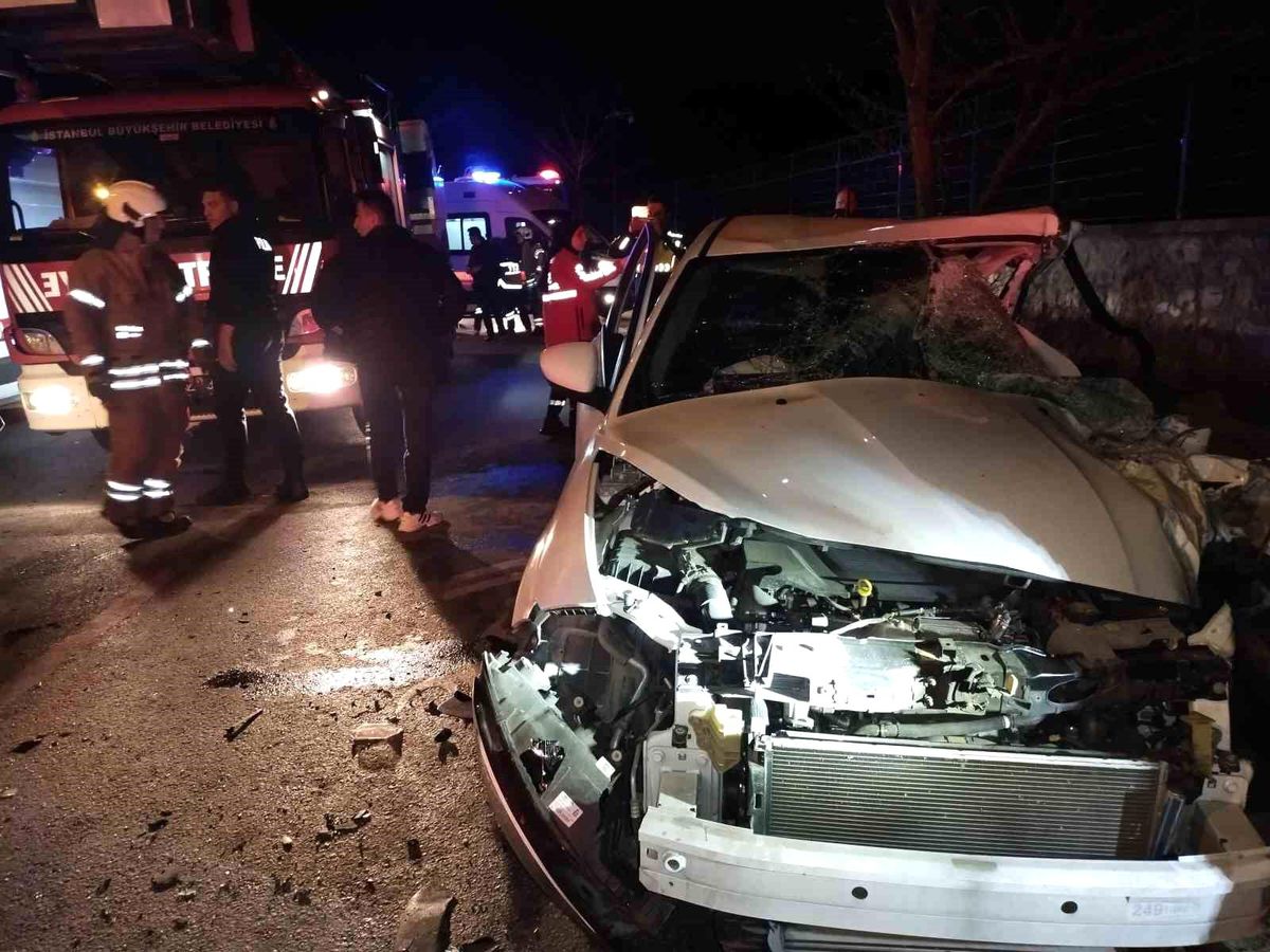 Beykoz'da Servis Minibüsü ile Otomobil Çarpıştı: 1'i Ağır 12 Yaralı