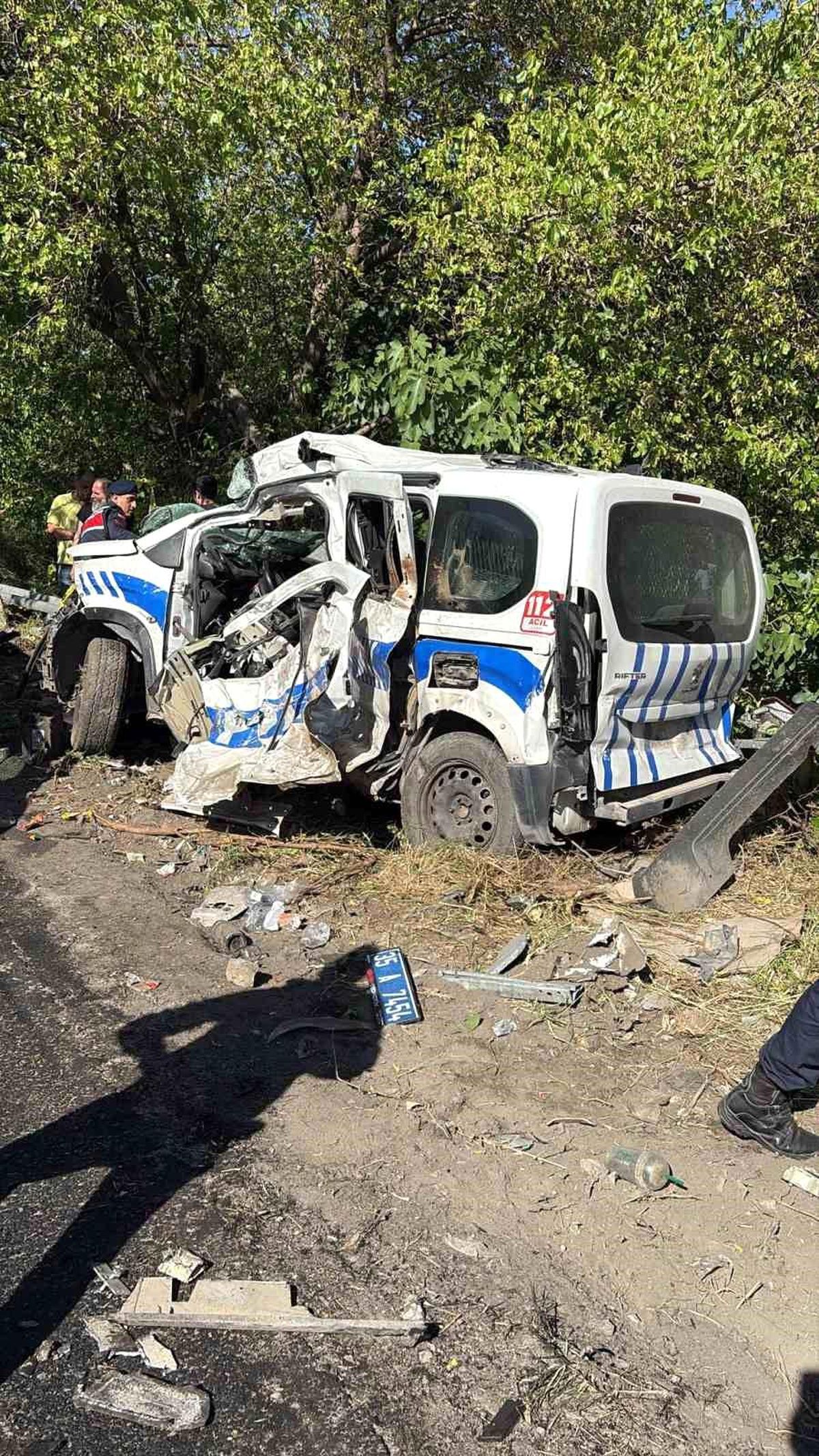 Bornova'da freni patlayan tır karşı şeride geçti: Ölü ve yaralılar var