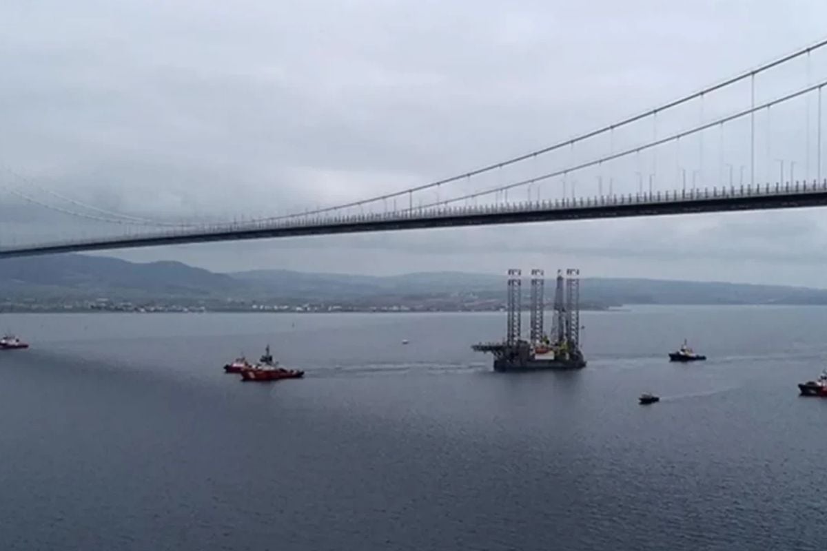 Çanakkale Boğazı seyir hızı düşük gemi nedeniyle çift yönlü trafiğe kapatıldı