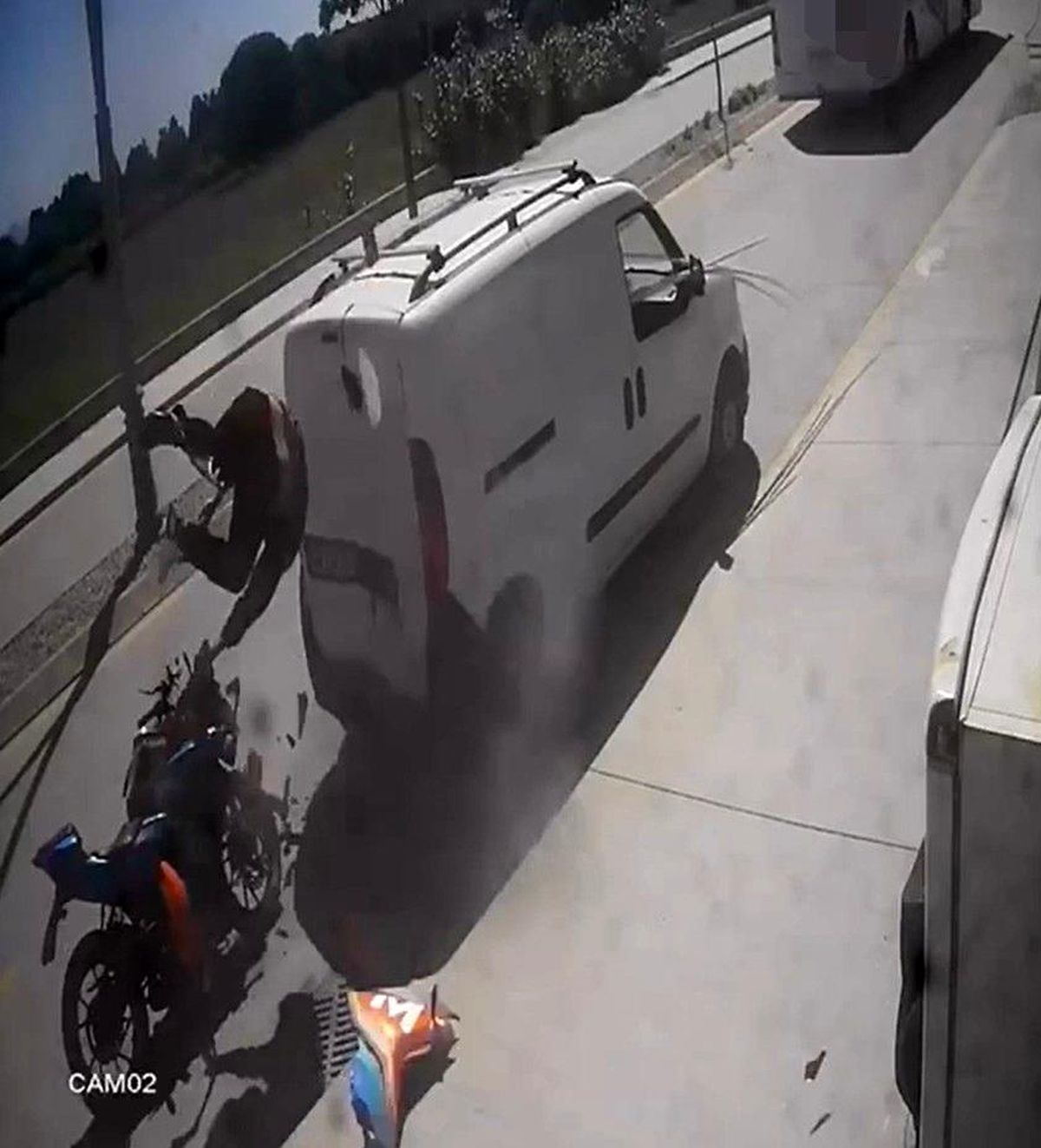Datça'da park halindeki araca çarpan motosiklet sürücüsü yaralandı