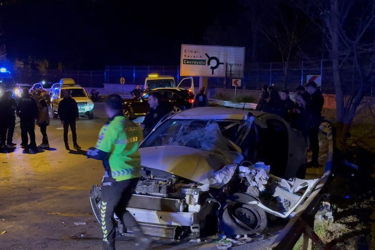 Beykoz'da servis minibüsüyle otomobil çarpıştı: 1'i ağır 11 yaralı