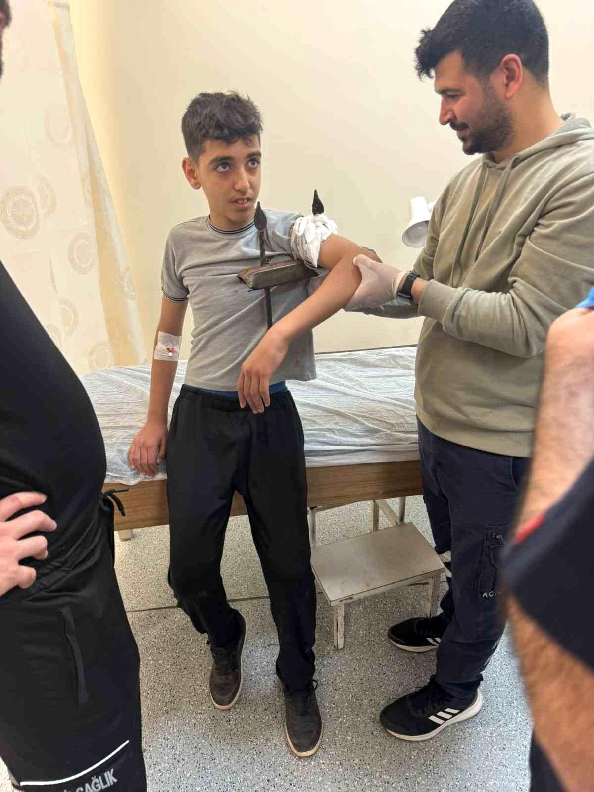 Diyarbakır'da demir korkuluk, küçük çocuğun koluna saplandı